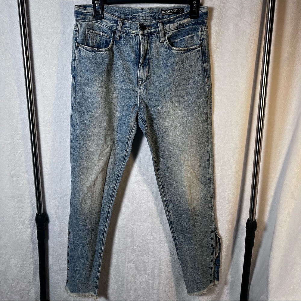 Women’s blanknyc high rise tapered size 27 blue jeans w/frayed and grommet cuff